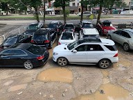 Cars parked at Moses Benz Auto Care
